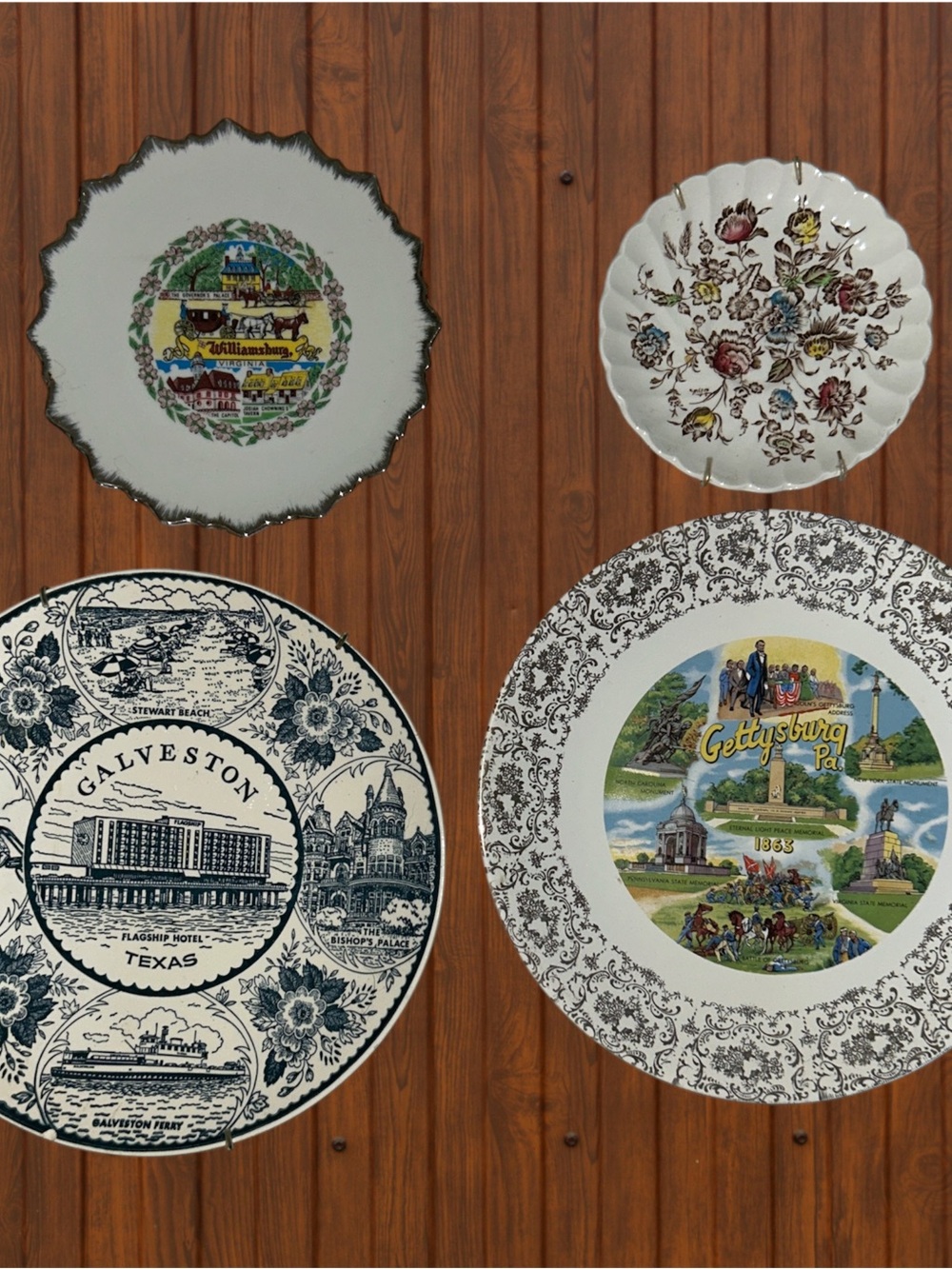 Kitschy old fashioned decorative wall plates set of 4